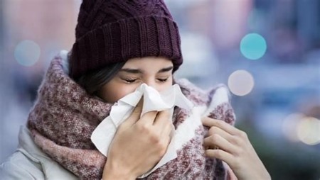 Πώς να περάσεις τον χειμώνα χωρίς κρυολογήματα – 6 πρακτικές κινήσεις