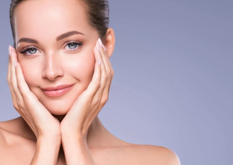 Ο χειμώνας «γράφει» στο δέρμα: πώς χτίζεις ρουτίνα αντιγήρανσης