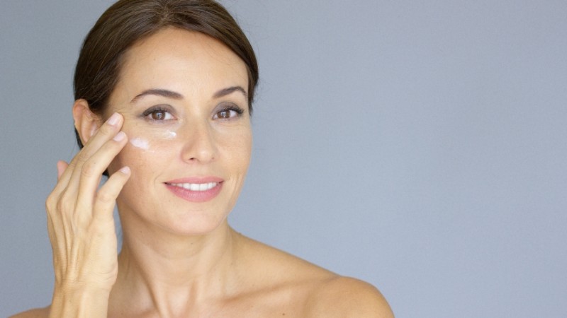 Ρουτίνα Αντιγήρανσης: Ολοκληρωμένος Οδηγός για Νεανική και Υγιή Επιδερμίδα